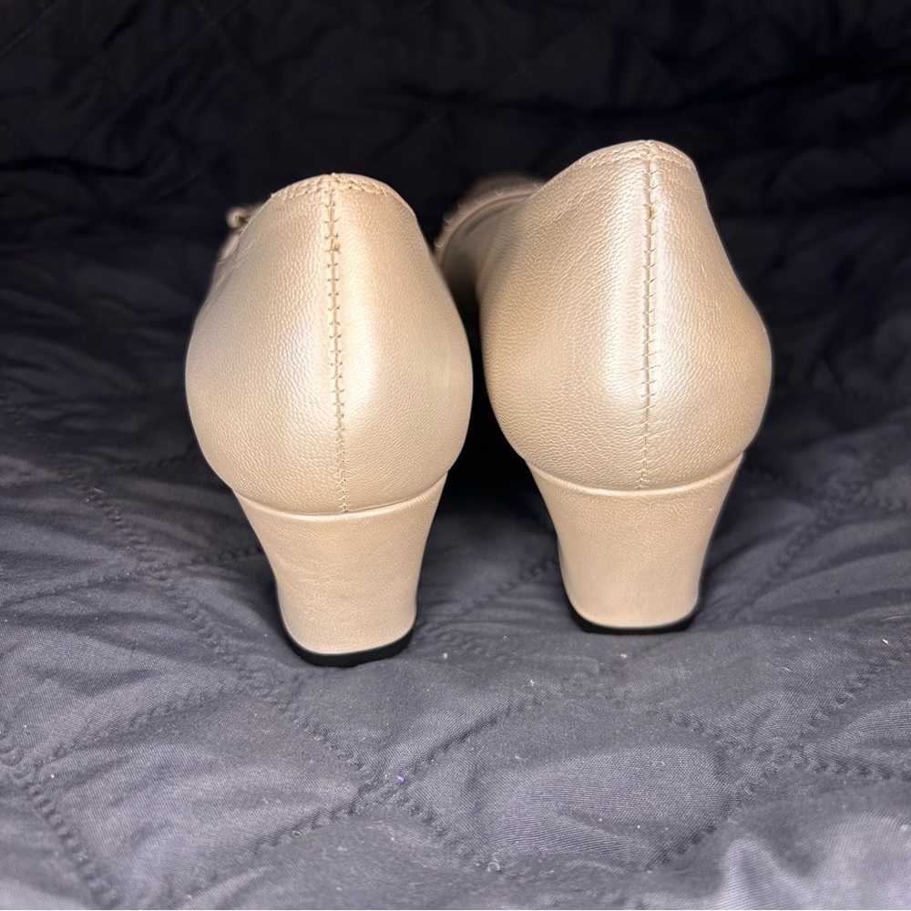 Ros Hommerson Beige Leather Pumps Size 8 4A Extra Narrow Studded Strap Heels - Picture 4 of 10